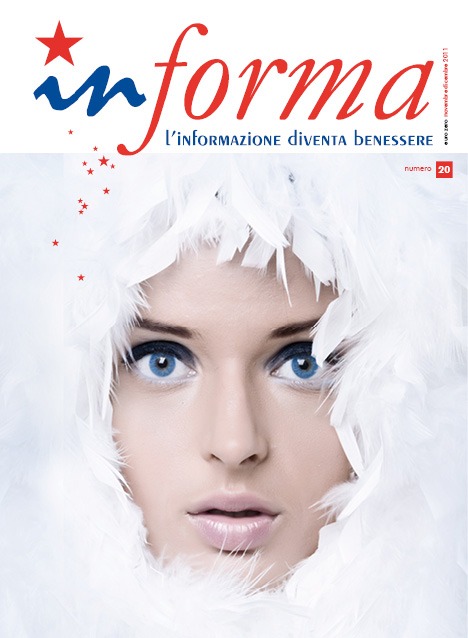 La copertina rappresenta un volto di donna in primo piano con gli occhi azzurri e trucco leggero con colori chiari che compare da una parete di piume
